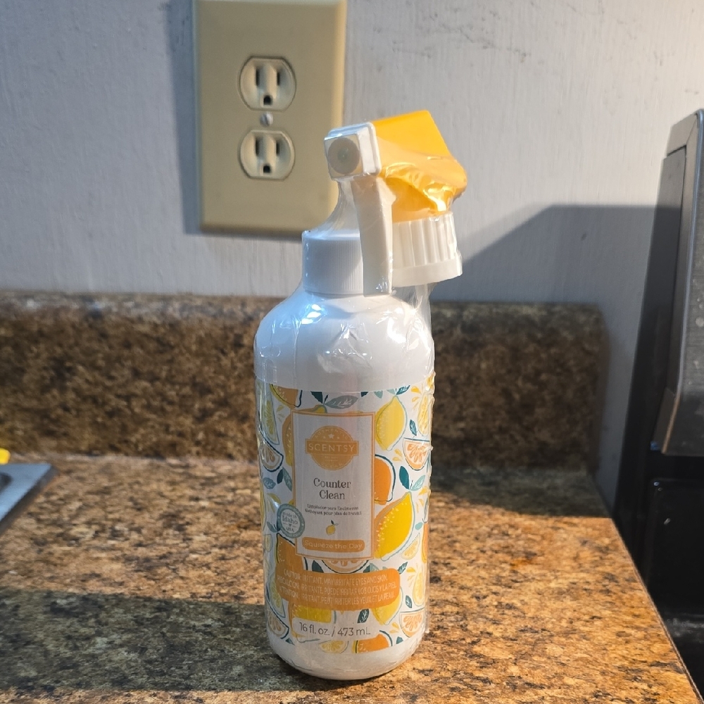 Scentsy Sqeeze The Day Lemon Counter Clean Spray NWT 16 Ounce